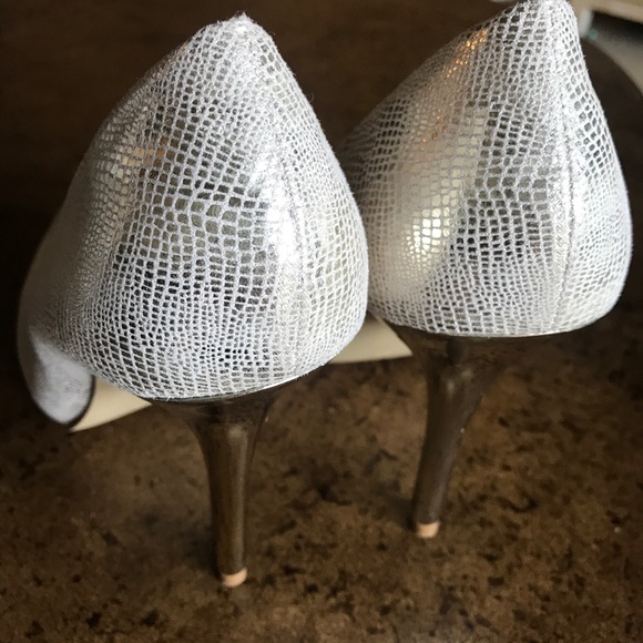 LIKE NEW! Guess Plasma Gold Stiletto Heels! - Picture 4 of 8